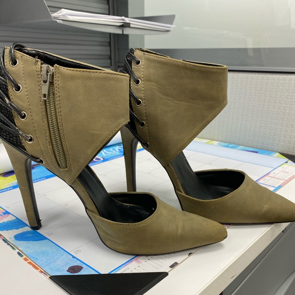 Heels - Picture 4 of 7